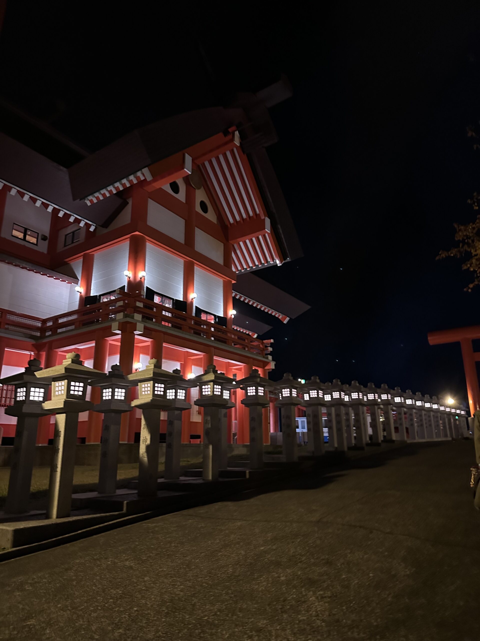 宝徳山稲荷大社の夜の境内